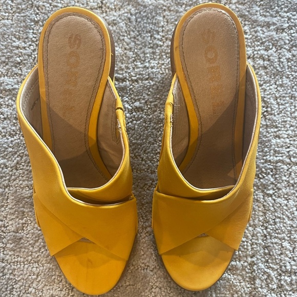 Sorel Nadia Yellow Slip On Mules with Chunky Block Heel, Leather, Size 7 - Picture 3 of 15